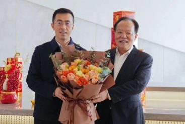 桐乡市委书记于会游到18LUCK慰问高层次人才