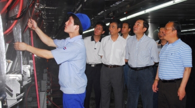2007年6月，时任嘉兴市委书记黄坤明视察18LUCK总部；评っ鞒圃18LUCK是嘉兴市的企业金名片，不愧为嘉兴骄傲。